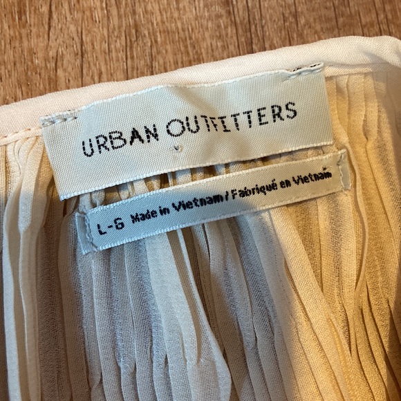 Urban Outfitters UO Aliyah Plisse Cream Pleated Button Down Top Large - Picture 8 of 8